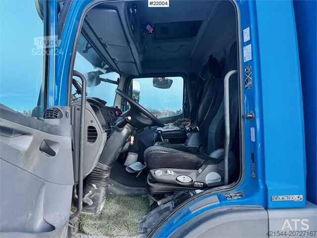 Resväska Mercedes-Benz Atego 818 Box Truck w/ Tail Lift – Only 140,000 km