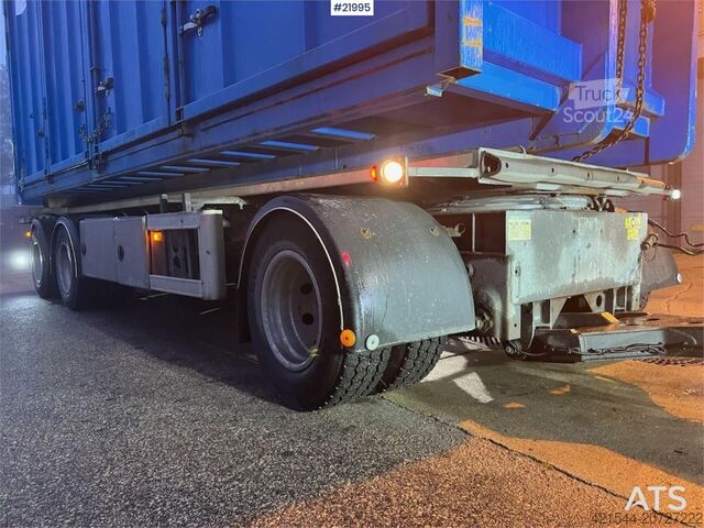 Gantry armsystem Istrail hook trailer with tipper