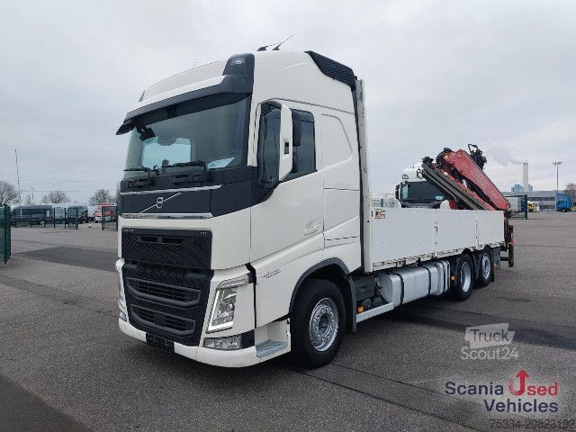 Camión de plataforma Volvo FH 540 Baustoff mit Heckran Fassi F215A.23