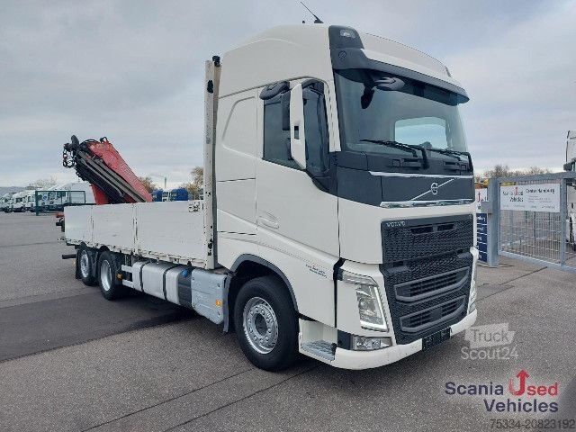 Camión de plataforma Volvo FH 540 Baustoff mit Heckran Fassi F215A.23