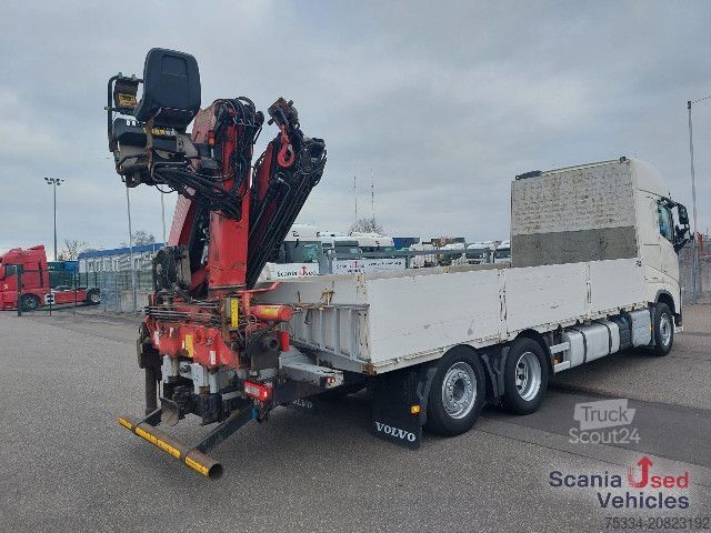 Camión de plataforma Volvo FH 540 Baustoff mit Heckran Fassi F215A.23
