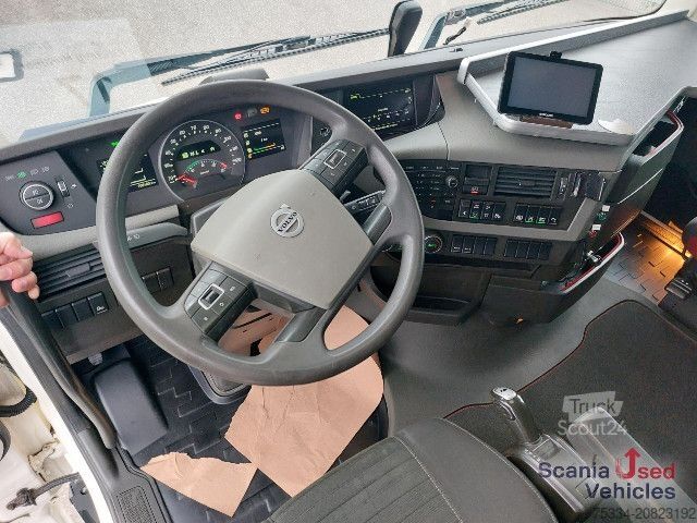 Camión de plataforma Volvo FH 540 Baustoff mit Heckran Fassi F215A.23