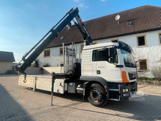 Düz kasa kamyon MAN TGM18.320 4x2BL Pritsche Kran HIAB X-HIDUO138 B2