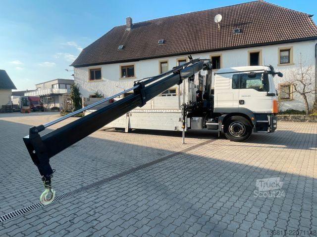 Düz kasa kamyon MAN TGM18.320 4x2BL Pritsche Kran HIAB X-HIDUO138 B2