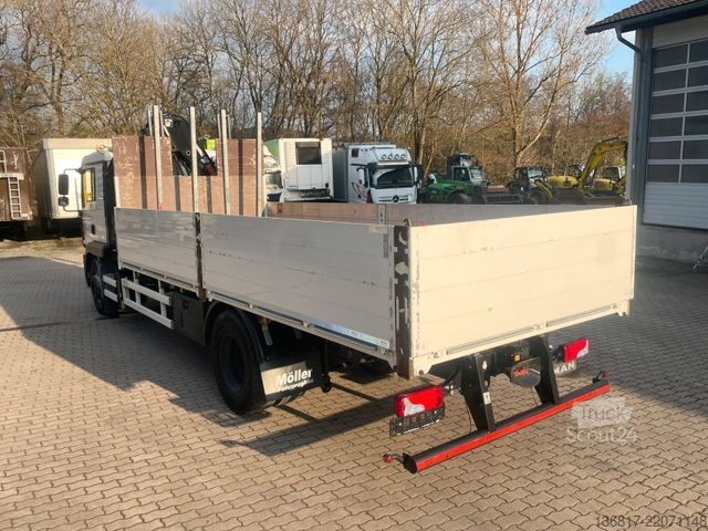 Düz kasa kamyon MAN TGM18.320 4x2BL Pritsche Kran HIAB X-HIDUO138 B2