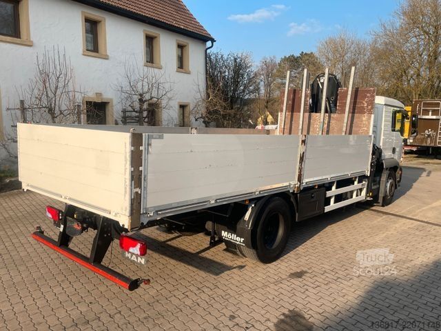 Düz kasa kamyon MAN TGM18.320 4x2BL Pritsche Kran HIAB X-HIDUO138 B2