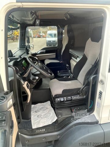 Düz kasa kamyon MAN TGM18.320 4x2BL Pritsche Kran HIAB X-HIDUO138 B2