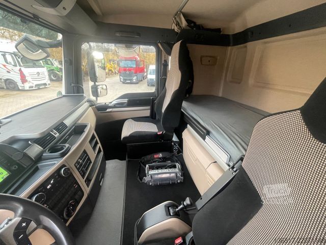 Düz kasa kamyon MAN TGM18.320 4x2BL Pritsche Kran HIAB X-HIDUO138 B2