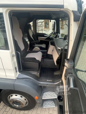Düz kasa kamyon MAN TGM18.320 4x2BL Pritsche Kran HIAB X-HIDUO138 B2