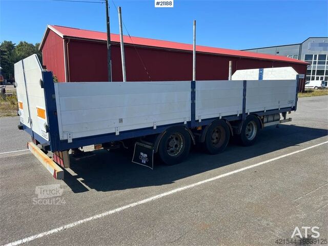 Plattformanhänger Tyllis 3 axle Flatbed trailer w/ foldable side doors