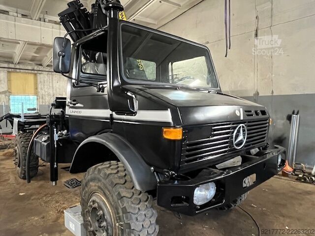 Kravas automašīnai uzstādīts celtnis UNIMOG U 1750 L Turbo