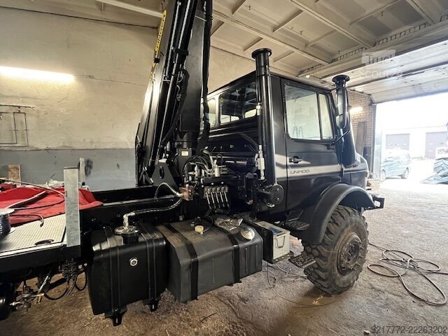 Kravas automašīnai uzstādīts celtnis UNIMOG U 1750 L Turbo