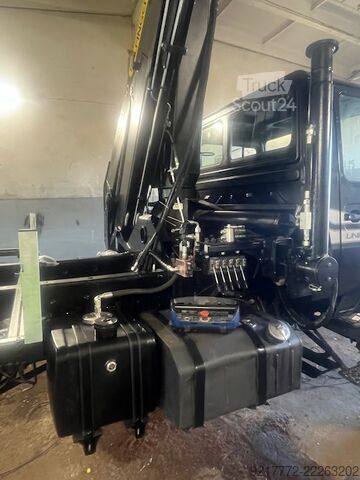 Kravas automašīnai uzstādīts celtnis UNIMOG U 1750 L Turbo