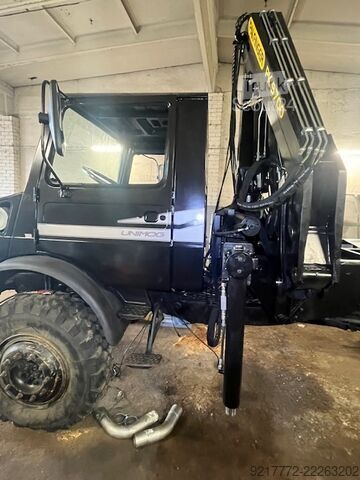 Kravas automašīnai uzstādīts celtnis UNIMOG U 1750 L Turbo