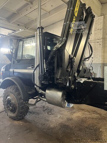 Kravas automašīnai uzstādīts celtnis UNIMOG U 1750 L Turbo
