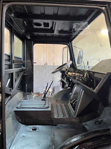 Kravas automašīnai uzstādīts celtnis UNIMOG U 1750 L Turbo