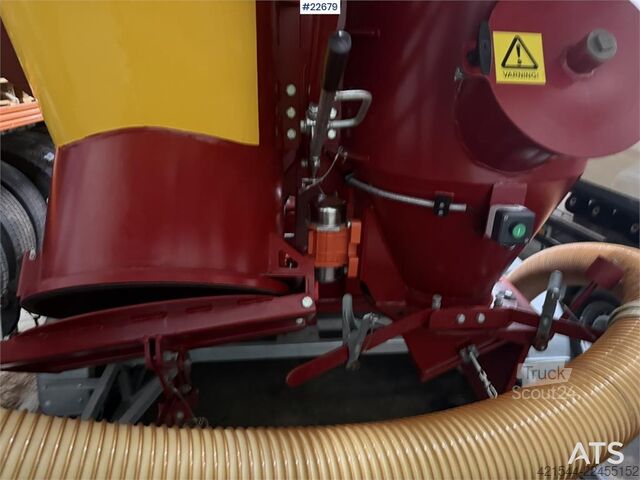 Zuigvoertuig  Disab SDW-3.5T.55 super sucker on a trailer
