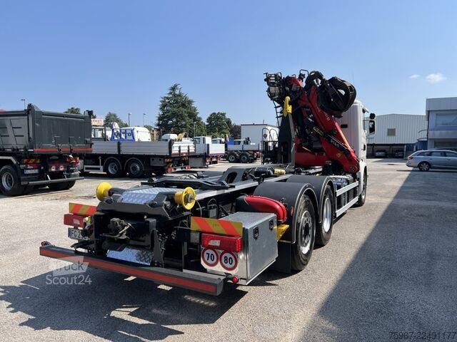 Kaveljnik s dvigalom SCANIA G490