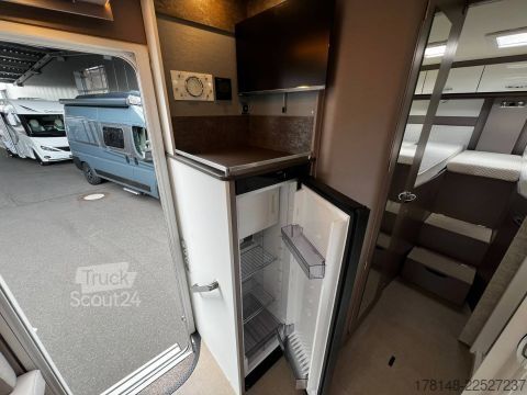 Halvintegreret autocamper Bürstner Lyseo TD 727 G
