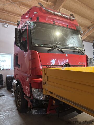 Standard nyergesvontató Mercedes-Benz 1845 LS, 4 x 2 ( Unfallschaden )