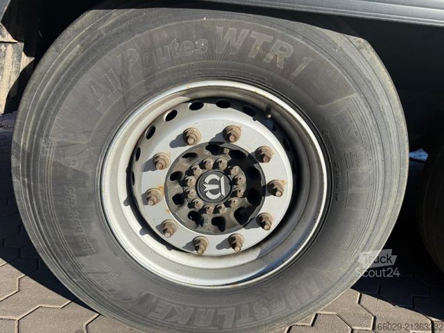 Öppen semitrailer med kapell KRONE SDP 27 Schiebeplanen Auflieger mit Ladebordwand