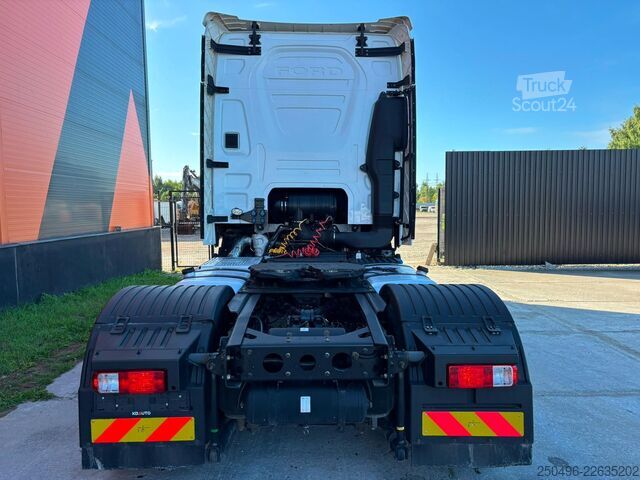Standardni traktor Ford F-Max 500 4x2