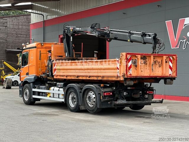 Camião porta-contentores de gancho MERCEDES-BENZ Actros 2546L 6x2 Lenk-/Lift Abroller mit Kran
