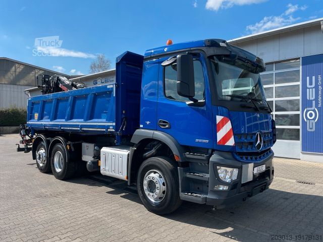 Τρίπλευρο ανατρεπόμενο φορτηγό MERCEDES-BENZ AROCS 2536 6x2*4 Kipper Kran HIAB