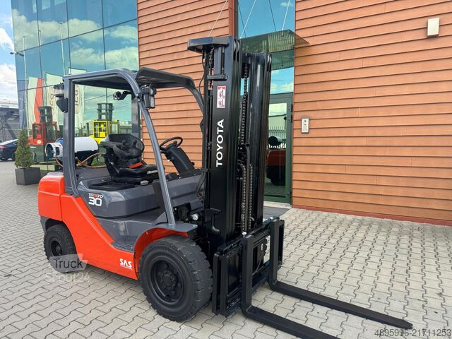 Gaffeltruck Toyota 06-8FGF30 / Triplex / 2021 year