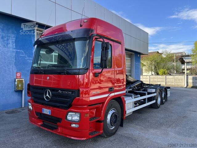 Tovornjak s kavljem za kontejnerje Mercedes-Benz Actros 2548