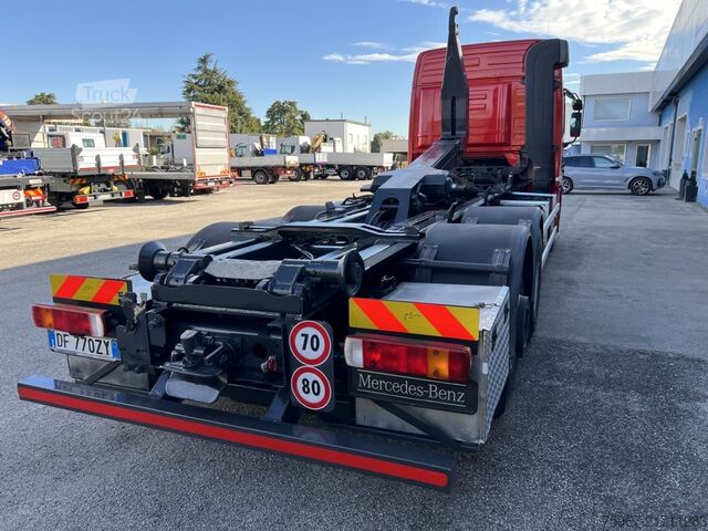 Tovornjak s kavljem za kontejnerje Mercedes-Benz Actros 2548