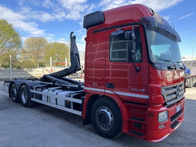 Tovornjak s kavljem za kontejnerje Mercedes-Benz Actros 2548