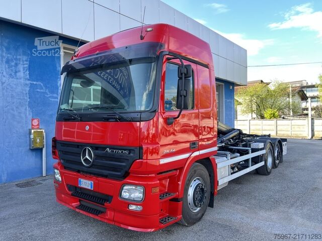 Tovornjak s kavljem za kontejnerje Mercedes-Benz Actros 2548