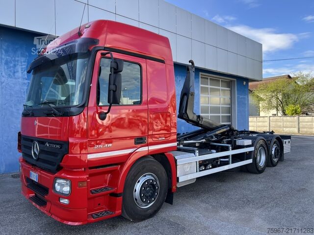 Tovornjak s kavljem za kontejnerje Mercedes-Benz Actros 2548