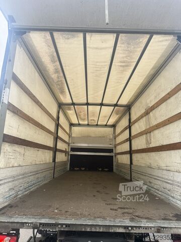 Nákladné auto s plochou korbou a plachtou Renault Trucks D240
