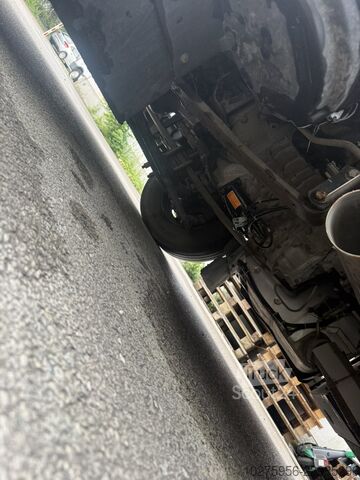 Nákladné auto s plochou korbou a plachtou Renault Trucks D240