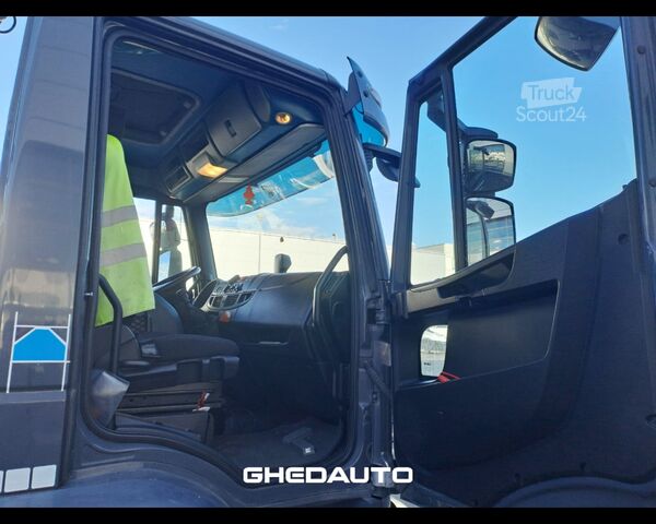 Tractora standard IVECO EUROCARGO 180E28 CON GRU PM E CASSONE FISSO