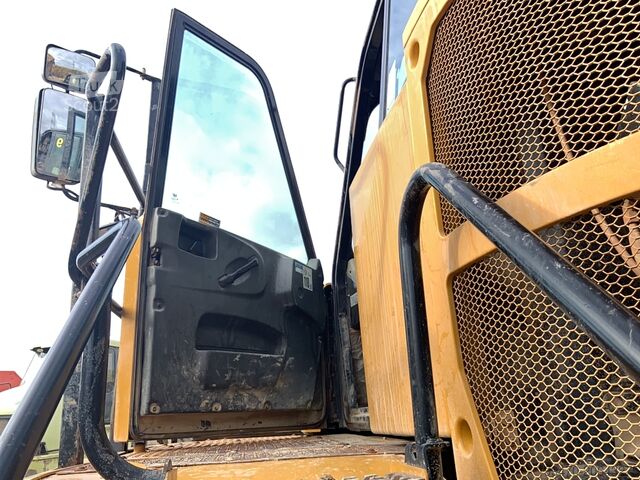 Šarnīru pašizgāzējs Caterpillar 735B