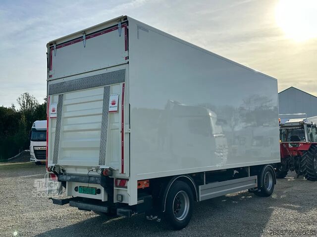 Kufr Pacton PACTON GESLOTEN AANHANGER MET LAADKLEP