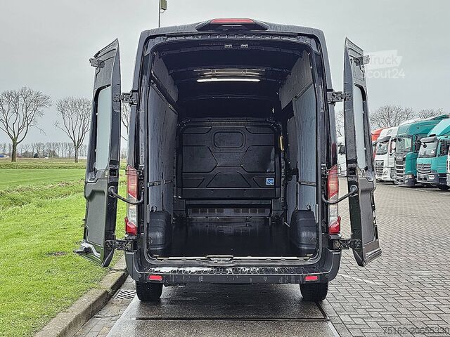 Kombi med högt tak FORD TRANSIT 2.0 L3H3 RWD Navi!
