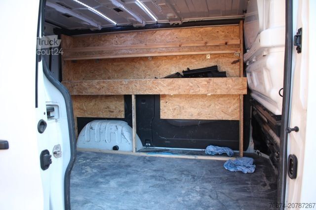 Slēgtais furgons RENAULT Trafic Kasten L1H1 3,0t Automatik Motorschaden