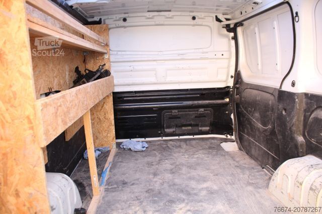 Slēgtais furgons RENAULT Trafic Kasten L1H1 3,0t Automatik Motorschaden