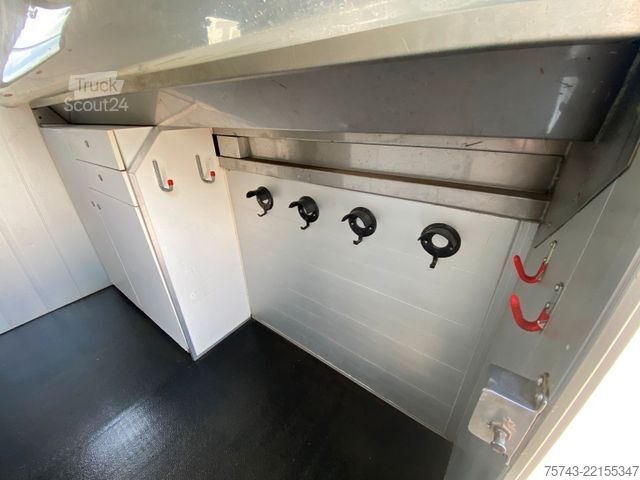 Camión de ganado MERCEDES-BENZ Atego 8180 3-4  Pferde  Wohnung