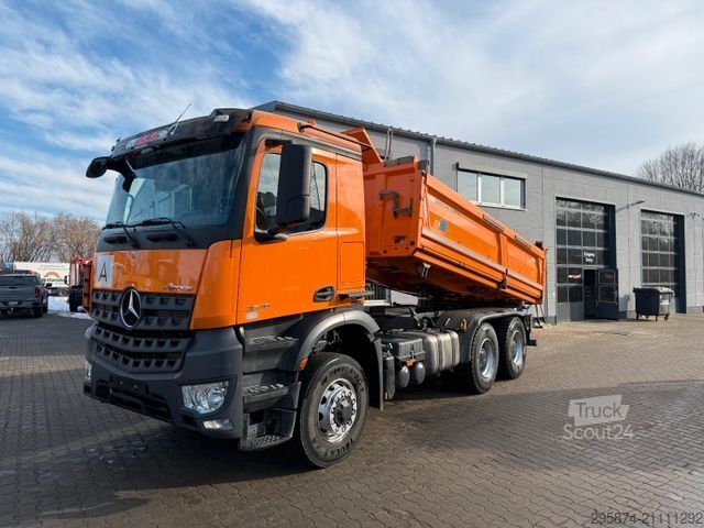 Trojstranný sklápací nákladný automobil MERCEDES-BENZ 2648 Actros 6x6 HAD 3-S. Kipper Bordmatic