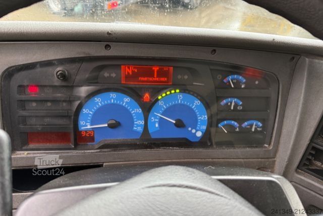 Tipper truck RENAULT Kerax 420 8x4 Thermokipper