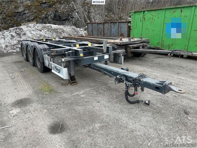 Transporte de contenedores Fliegl 3 axle container trailer.
