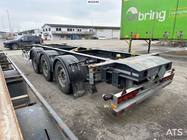 Transporte de contenedores Fliegl 3 axle container trailer.