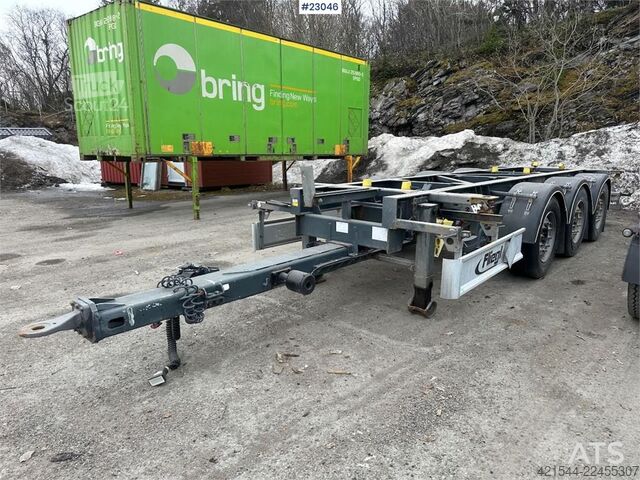 Transporte de contenedores Fliegl 3 axle container trailer.