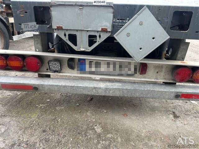 Transporte de contenedores Fliegl 3 axle container trailer.