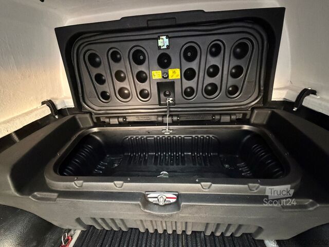 Ван TOYOTA Hilux 2,4D Double Cab Comfort 4x4 Hardtop Autom.